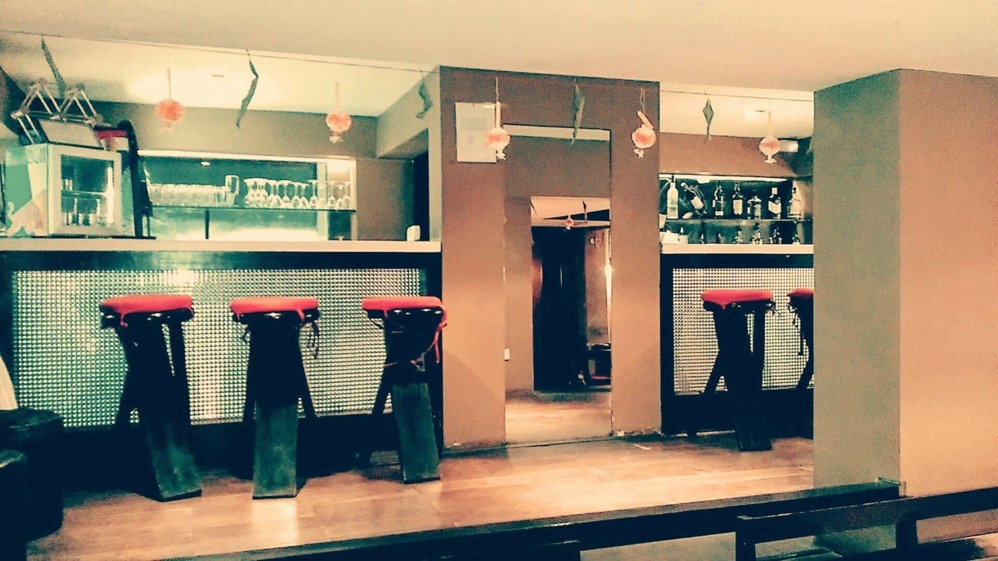 Hotel Metropole Kalküta Dış mekan fotoğraf